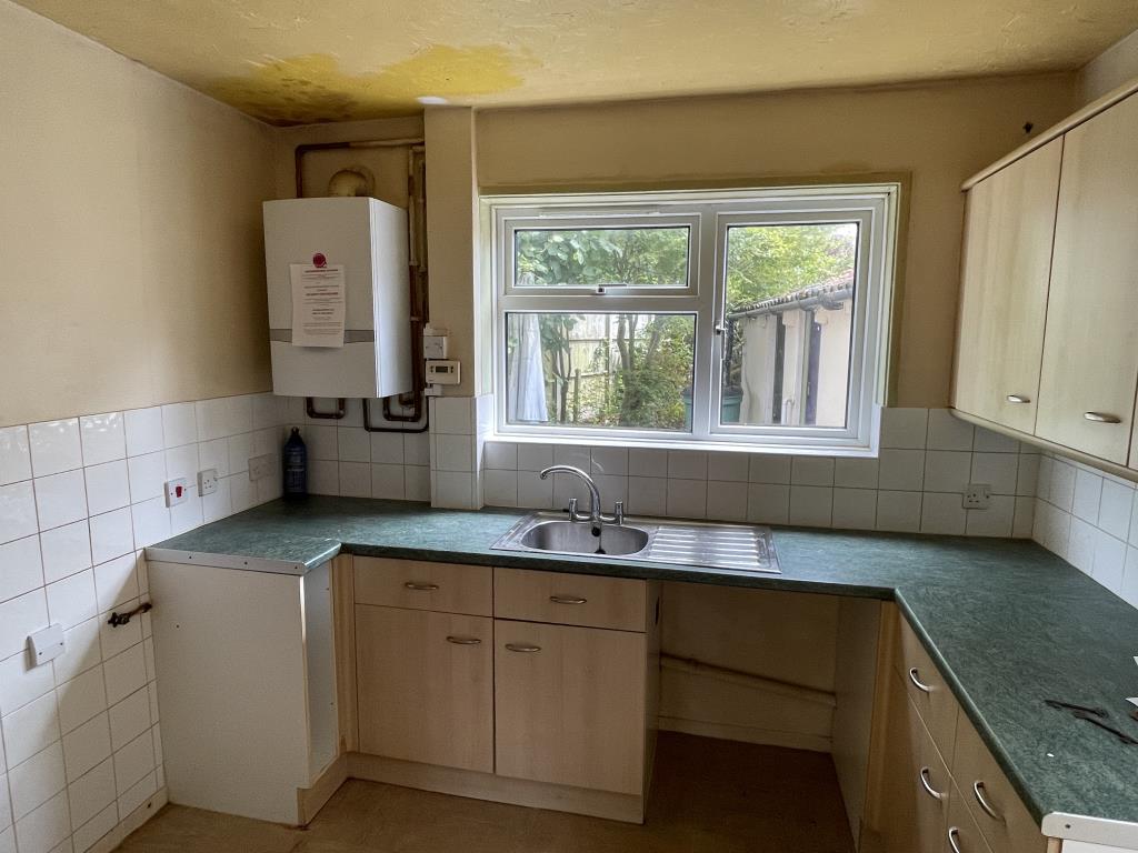Lot: 20 - SEMI DETACHED HOUSE FOR IMPROVEMENT - kitchen in semi for improvement